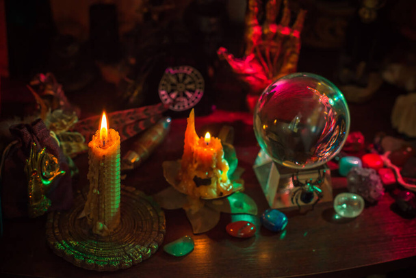 Βωμός. Έννοια της τύχης αφήγηση και προβλέψεις της μοίρας, κερί μαγεία και στοιχεία wicca σε ένα τραπέζι - Φωτογραφία, εικόνα