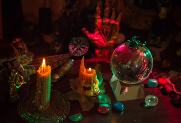 Altar de brujas. Concepto de adivinación y predicciones del destino, magia de velas y elementos de wicca sobre una mesa - Foto, Imagen