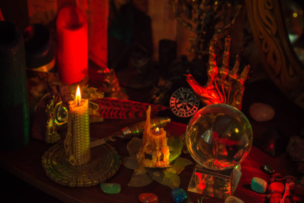 L'autel des sorcières. Concept de la bonne aventure et des prédictions du destin, de la magie des bougies et des éléments de wicca sur une table - Photo, image