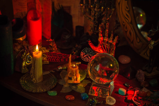 Вівтар відьом. Концепція процвітання і передбачення долі, магії свічок і елементів вікки на столі
 - Фото, зображення