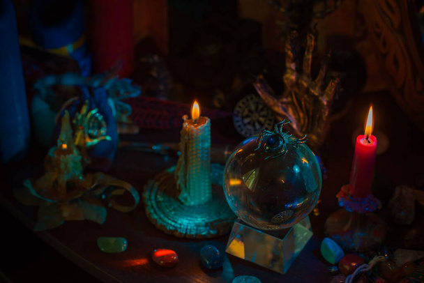 Алтарь ведьм. Концепция гадания и предсказания судьбы, волшебство свечей и викка элементов на столе - Фото, изображение