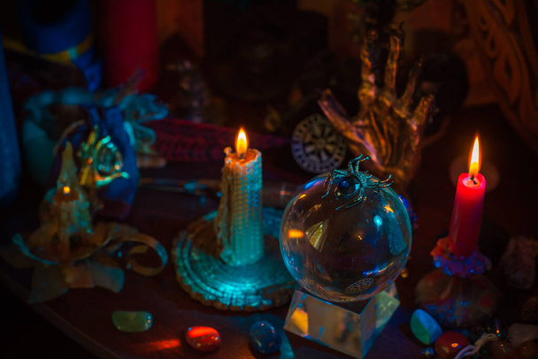 Алтарь ведьм. Концепция гадания и предсказания судьбы, волшебство свечей и викка элементов на столе - Фото, изображение