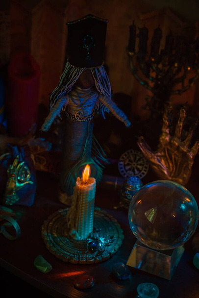 Ołtarz czarownicy. Koncepcja wróżenia i przewidywania losu, magii świec i wicca elementów na stole - Zdjęcie, obraz
