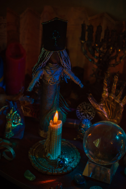 Altar de brujas. Concepto de adivinación y predicciones del destino, magia de velas y elementos de wicca sobre una mesa - Foto, Imagen