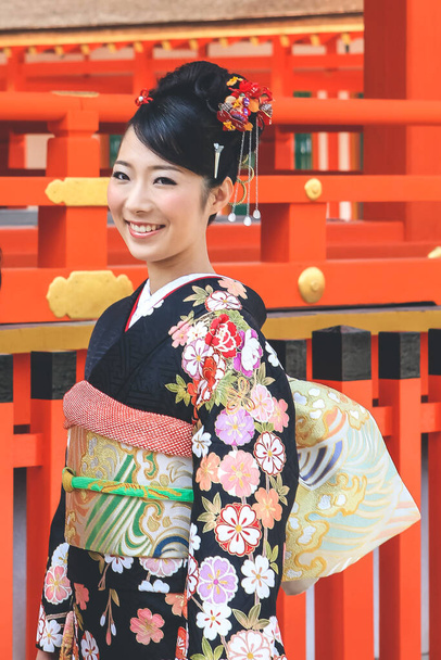 Japán lány Kimonost visel Fushimi Inari Taisha-n Kiotóban 2012. április 10. - Fotó, kép