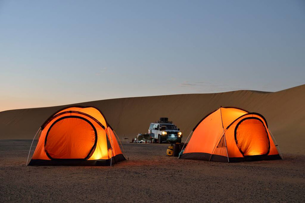 Tiendas de campaña en el desierto nubio en la luz de la noche, cerca de Dongola, Estado del Norte, Nubia, Sudán, África - Foto, Imagen