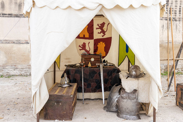 vista orizzontale della tenda di un soldato spagnolo del XVII secolo con le armi e gli indumenti utilizzati all'epoca. ricreazioni storiche - Foto, immagini