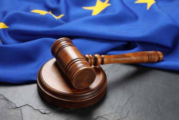Wooden judge's gavel and flag of European Union on black table - Foto, Imagem