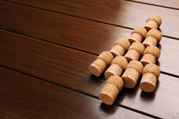 Christmas tree made of wine corks on wooden table. Space for text - Фото, зображення