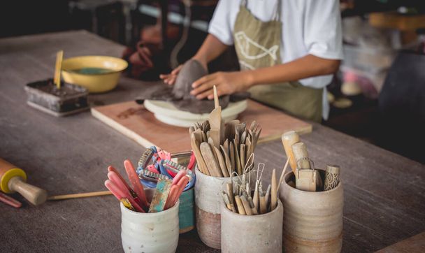 The master class in big workshop on making clay products. - 写真・画像