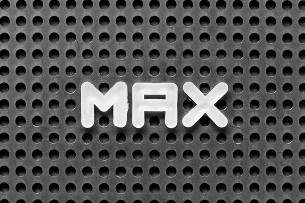 Valkoinen kirjain sanalla max mustalla pegboard taustalla - Valokuva, kuva