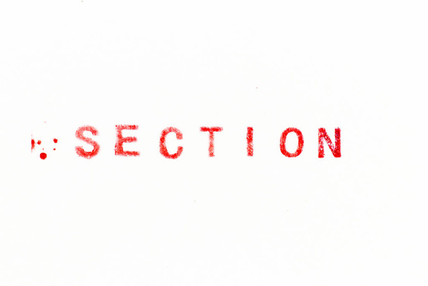 Punainen väri muste kumi leima sana osiossa valkoisella paperilla tausta - Valokuva, kuva