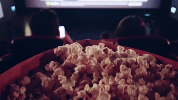Cinema e intrattenimento, popcorn box nel cinema per il servizio di streaming di spettacoli televisivi e produzione cinematografica. Filmati 4k di alta qualità - Filmati, video