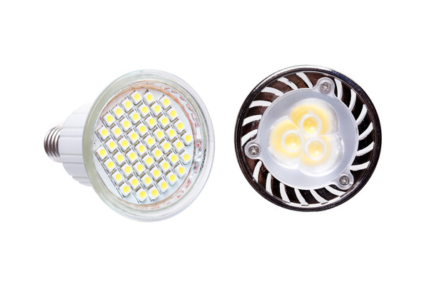 Deux ampoules LED à économie d'énergie isolées sur blanc
 - Photo, image
