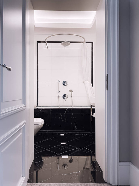 Εσωτερικός σχεδιασμός και διακοσμητικά υλικά, πολυτελές μαύρο μάρμαρο πλακάκια μπάνιο σε πέντε αστέρων δωμάτιο ξενοδοχείου, λεπτομέρειες - Φωτογραφία, εικόνα