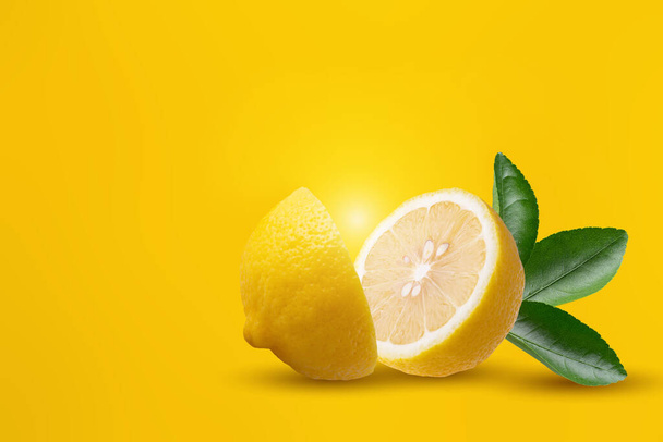 Fruto de limón en rodajas aislado sobre fondo amarillo - Foto, Imagen