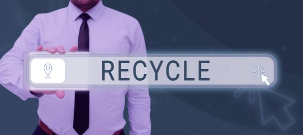Szöveges felirat, amely bemutatja a hulladékanyagok új anyagokká és tárgyakká történő átalakításának újrahasznosítását, üzleti megközelítését - Fotó, kép