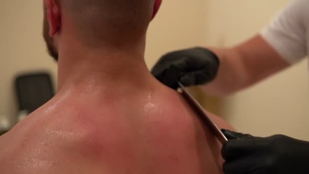 Detailní záběr masáže Guasha Scraper, koncept zdravotní péče. Muž. Muž. Guasha masáž ramen - Záběry, video