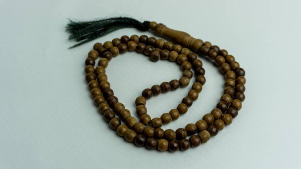 perles tasbih en bois isolées. perles de prière islamique - Photo, image