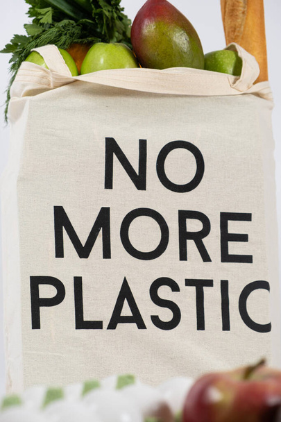 Tkanina wielokrotnego użytku torba na zakupy z tekstem nie więcej tworzyw sztucznych, koncepcja ekologiczna - Zdjęcie, obraz