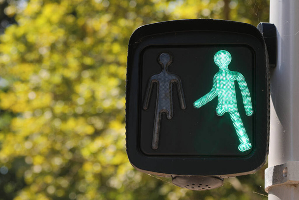 1本足のない小さな男と歩行者交通の緑の光 - 写真・画像