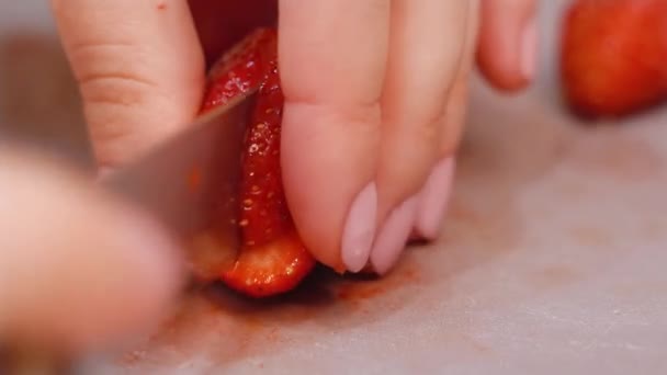 close-up mãos femininas cortando morangos. Imagens 4k de alta qualidade - Filmagem, Vídeo