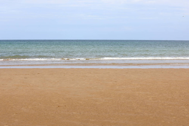 pláž a moře na místě, kde se během druhé světové války ve Francii uskutečnilo vylodění v Normandii - Fotografie, Obrázek