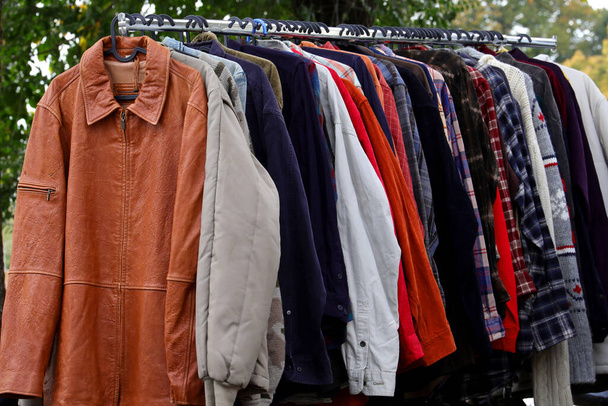 винтажные подержанную одежду и новые платья в киоске на блошином рынке - Фото, изображение