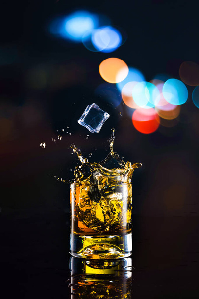 Sklenice whisky s bokeh na černém pozadí - Fotografie, Obrázek