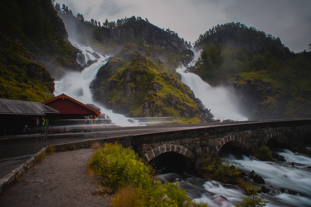Vodopády v horách v Norsku po dešti - Fotografie, Obrázek