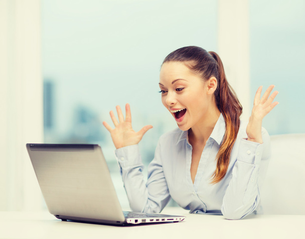 surprised businesswoman with laptop - Foto, Bild