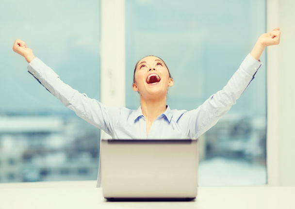 screaming businesswoman with laptop in office - Foto, Imagem