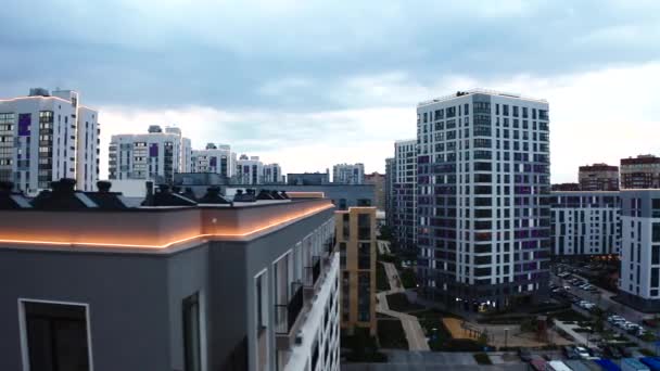 Вид с воздуха на городской пейзаж с жилым комплексом. Запись. Новый городской район с большим количеством высотных зданий  - Кадры, видео