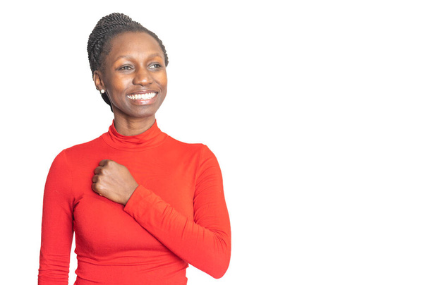 Afrikanerin berührt ihre Brust mit den Händen. Isolierter weißer Hintergrund - Foto, Bild
