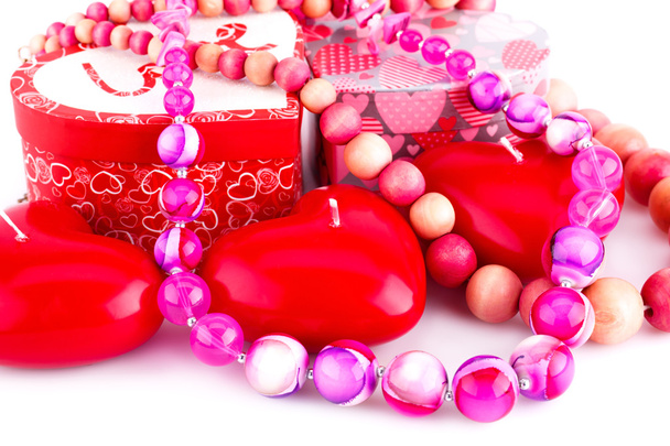 Velas de coração vermelho, colares e caixas de presente
 - Foto, Imagem