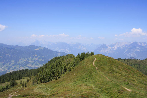 Escursioni attraverso le montagne austriache, nella zona di Alpbach. - Foto, immagini