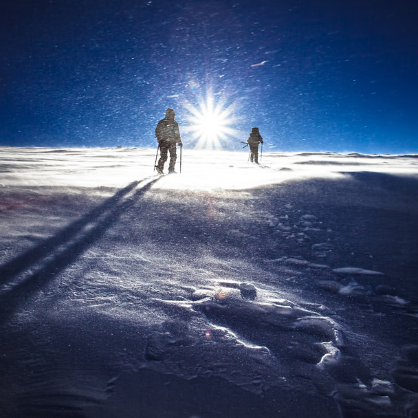 Patikoijat ja lumisade talvella vuorilla - Valokuva, kuva