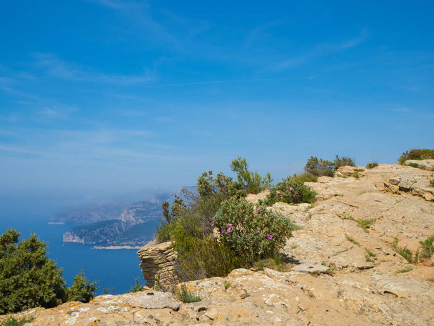Wandelen over de hoogste kliffen van Frankrijk, boven de Middellandse Zee. Situatie in Cap Canaille met uitzicht op de nationale parken van Calanques met rotsachtige kapen en baaien. - Foto, afbeelding