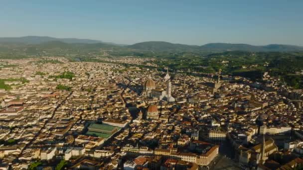 Hermosa vista panorámica aérea del casco antiguo con vistas famosas. Catedral de Florencia con cúpula grande. Florencia, Italia. - Metraje, vídeo
