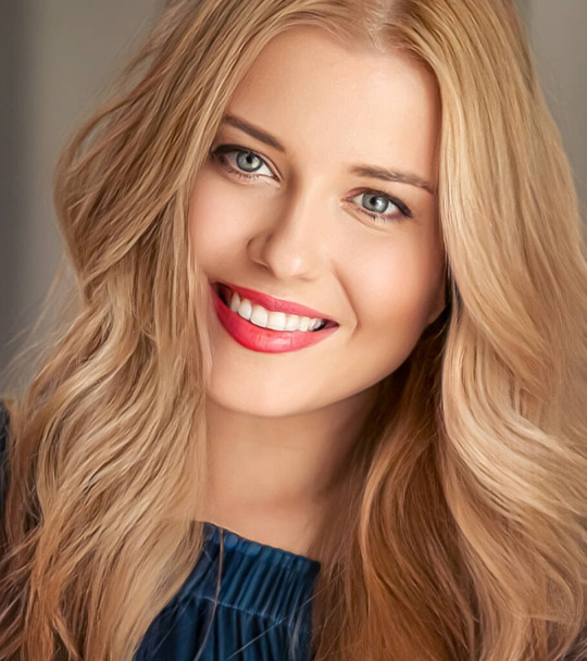 Красота и женственность, красивая блондинка с длинными светлыми волосами улыбается, натуральный портрет крупным планом - Фото, изображение
