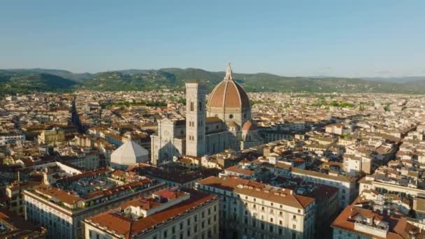 Kathedraal complex dat deel uitmaakt van UNESCO werelderfgoed. Populair historisch religieus gezicht in de stad, vanuit de lucht. Florence, Italië. - Video