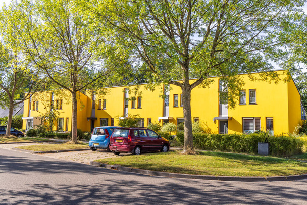 Kolorowe domy w Willem Dreeslaan w Marum, gmina Westerkwartier w prowincji Groningen w Holandii - Zdjęcie, obraz