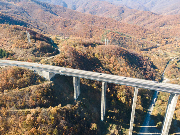 ヘムス(A2)高速道路、ヴィティニャ峠、ソフィア地域、ブルガリアでのビレッシュ・ビアドュートの空中写真 - 写真・画像