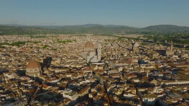 Şehir merkezindeki turistik manzaranın havadan panoramik görüntüsü. Duomo di Firenze, Palazzo Vecchio ve diğer simgeler. Floransa, İtalya. - Video, Çekim