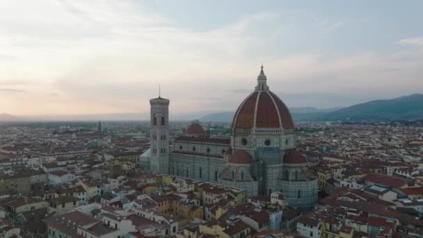 Kathedraal van Florence met grote rode koepel en mooie decoratieve gevel. Vlieg rond toeristische oriëntatiepunt tegen zonsondergang. Florence, Italië. - Video