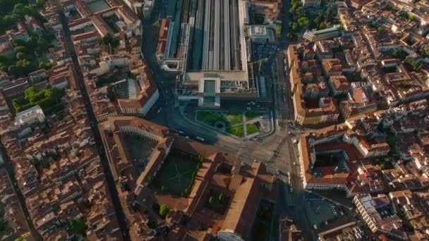 Vista de ángulo alto del barrio urbano con estación de tren y bajo tráfico en la carretera alrededor. Florencia, Italia. - Metraje, vídeo