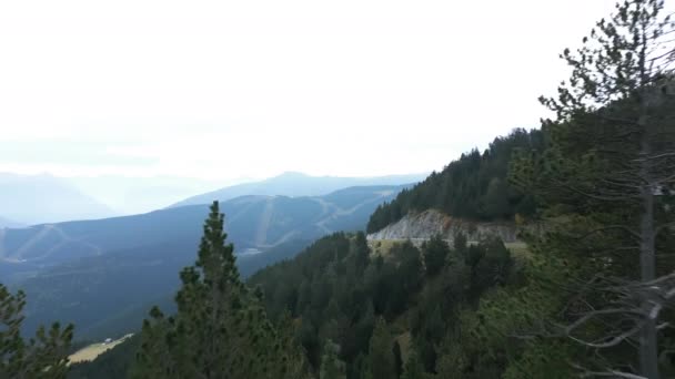 Strzał z powietrza w górskiej dolinie w środku Pirenejów, Andora. Wysokiej jakości materiał 4k - Materiał filmowy, wideo