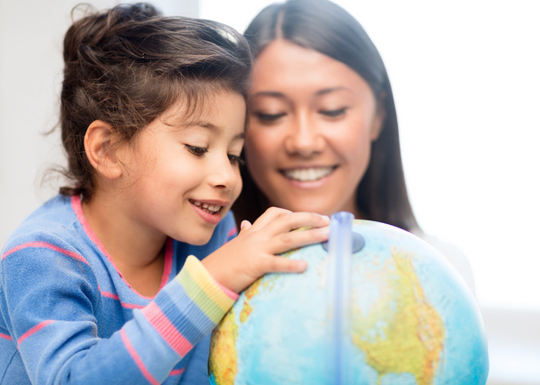 mother and daughter with globe - Foto, Imagen