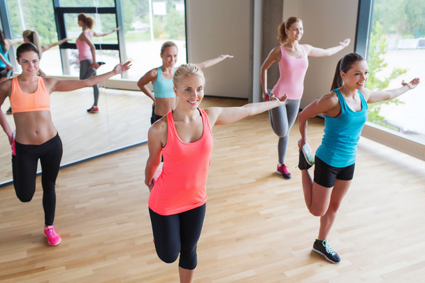 Grupa kobiet, wyciągając nogi w siłowni - Zdjęcie, obraz
