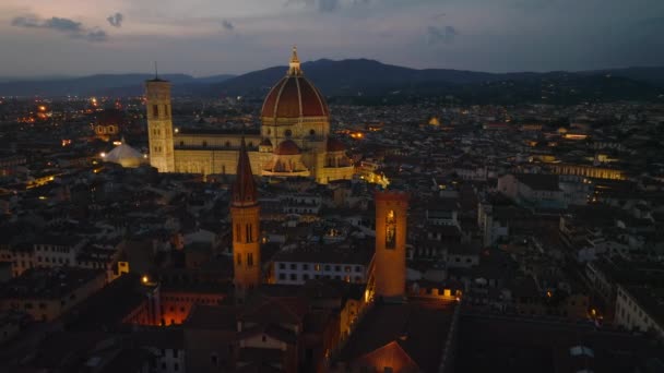 Alacakaranlıktaki aydınlık manzaranın havadan görüntüsü. Akşam üstü tarihi şehir merkezine uç. Florence Katedrali diğer binaların üstünde. Floransa, İtalya. - Video, Çekim